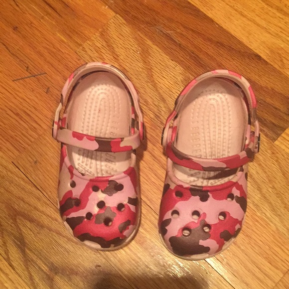 red camo crocs